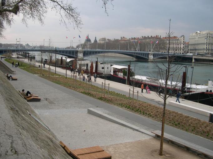  péniches sur le Rhône
